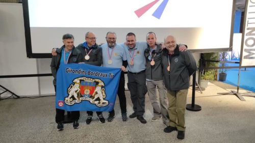 Photo de nos tireurs avec leurs médailles et le drapeau des girondins.